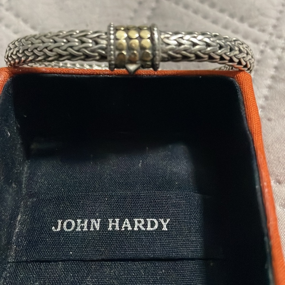 John Hardy STERLING Silver and 18 CARAT GOLD CLOSURE. 7”long exactly